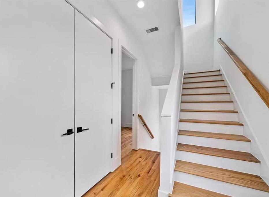 4 Story Modern Sleeps 10 - Dt Views! Holiday home *