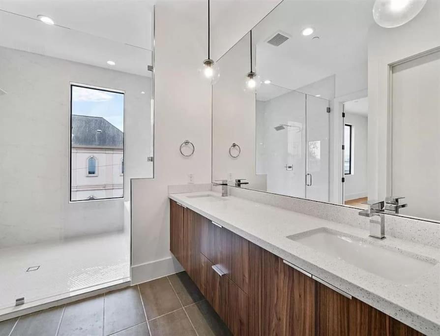 4 Story Modern Sleeps 10 - Dt Views! * Houston