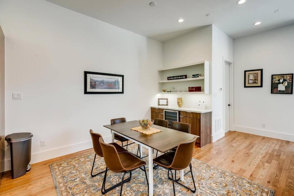 4 Story Modern Sleeps 10 - Dt Views! Holiday home