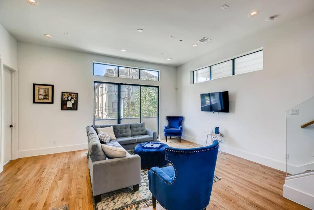 4 Story Modern Sleeps 10 - Dt Views! *