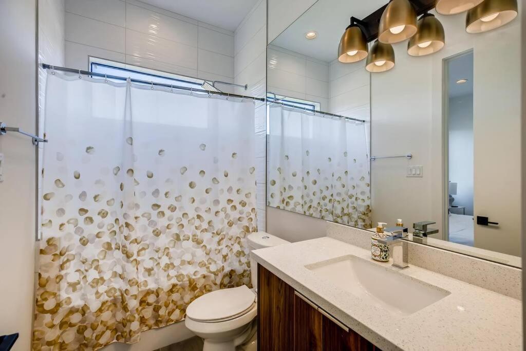 4 Story Modern Sleeps 10 - Dt Views! Houston