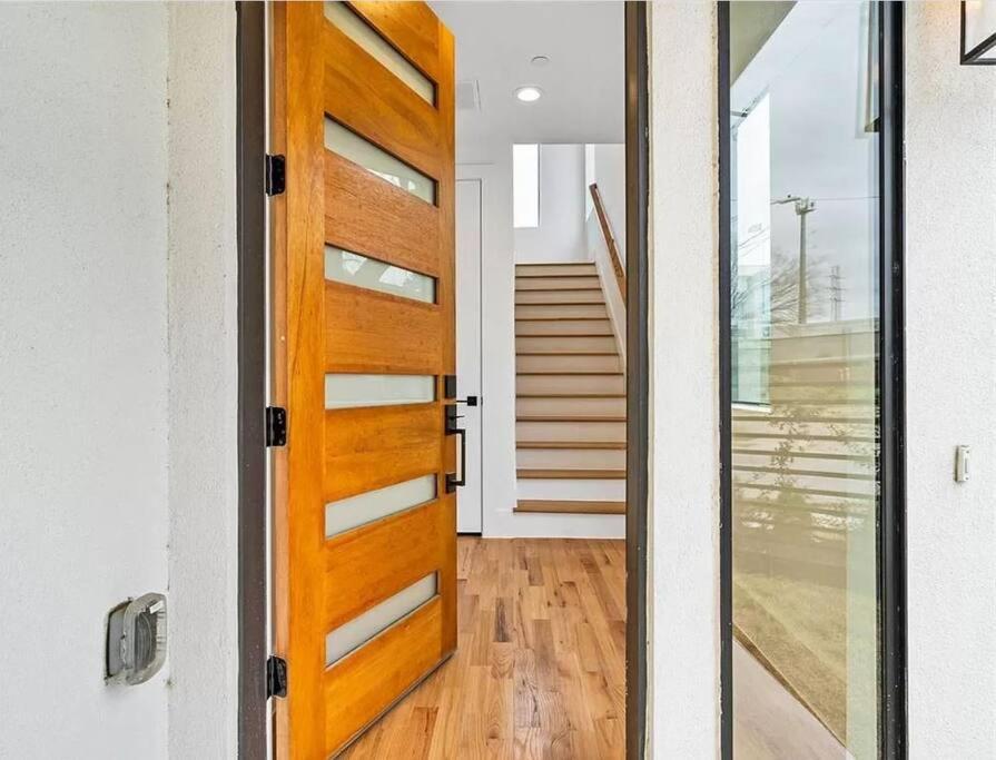 4 Story Modern Sleeps 10 - Dt Views! Holiday home *