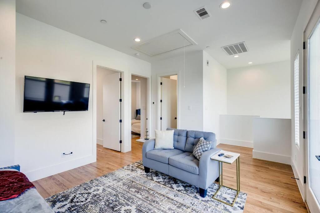 4 Story Modern Sleeps 10 - Dt Views! * Houston