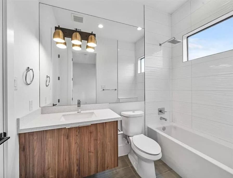 4 Story Modern Sleeps 10 - Dt Views! Holiday home *