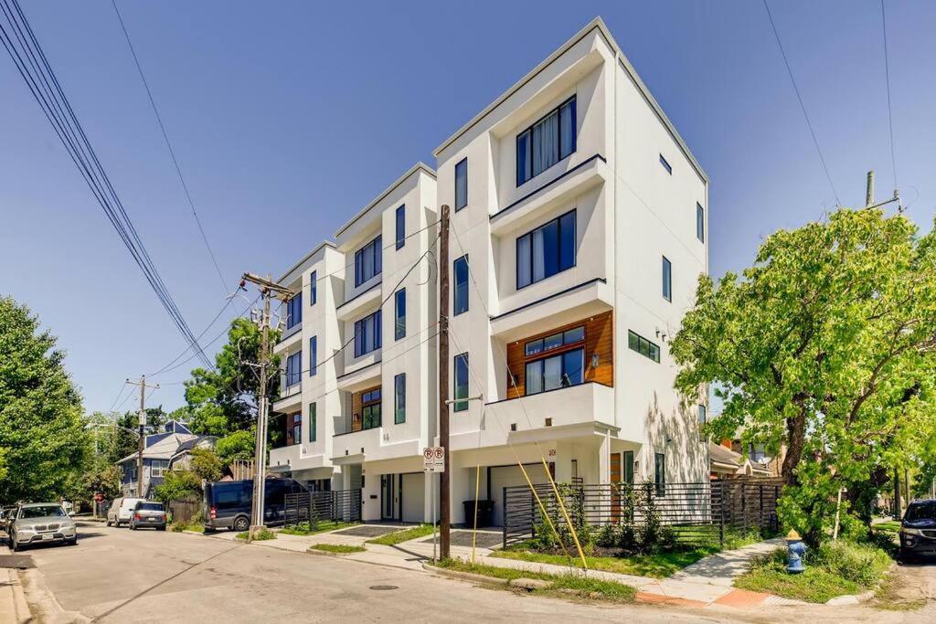 4 Story Modern Sleeps 10 - Dt Views! * Houston