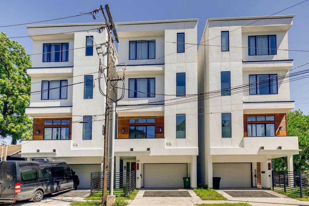 4 Story Modern Sleeps 10 - Dt Views! Holiday home