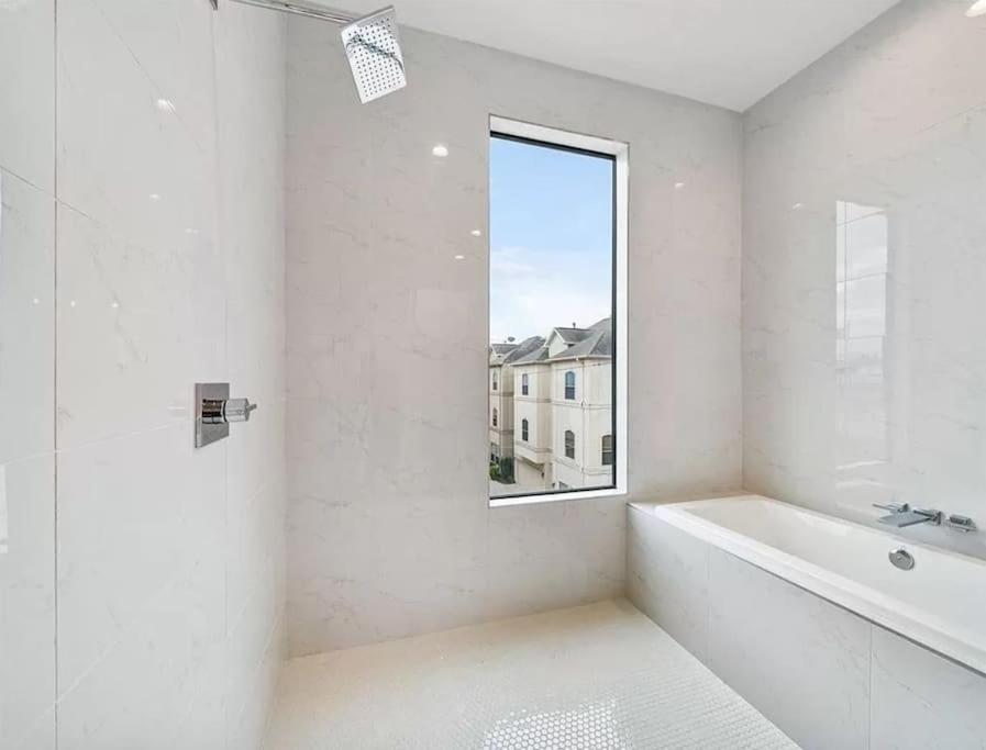 4 Story Modern Sleeps 10 - Dt Views! Holiday home *