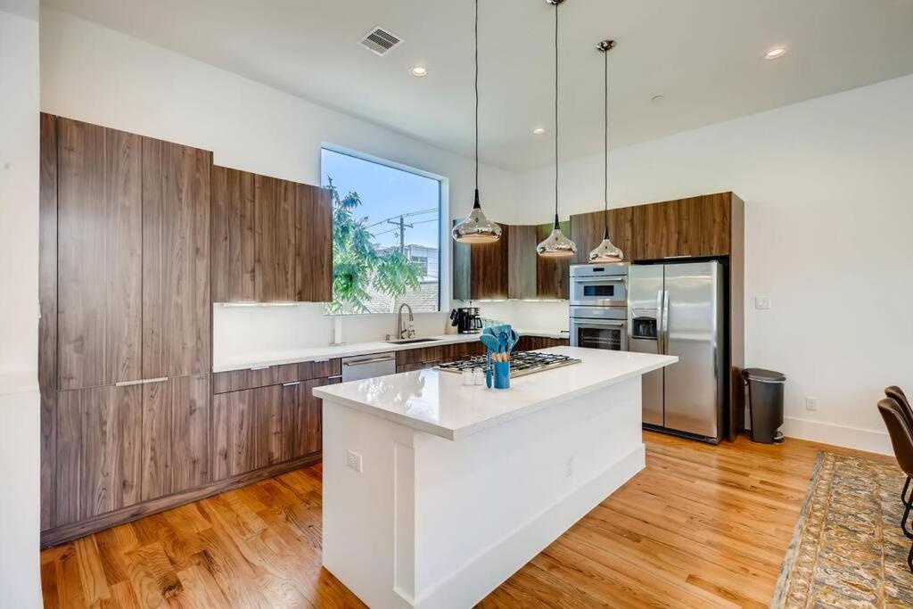 4 Story Modern Sleeps 10 - Dt Views! *
