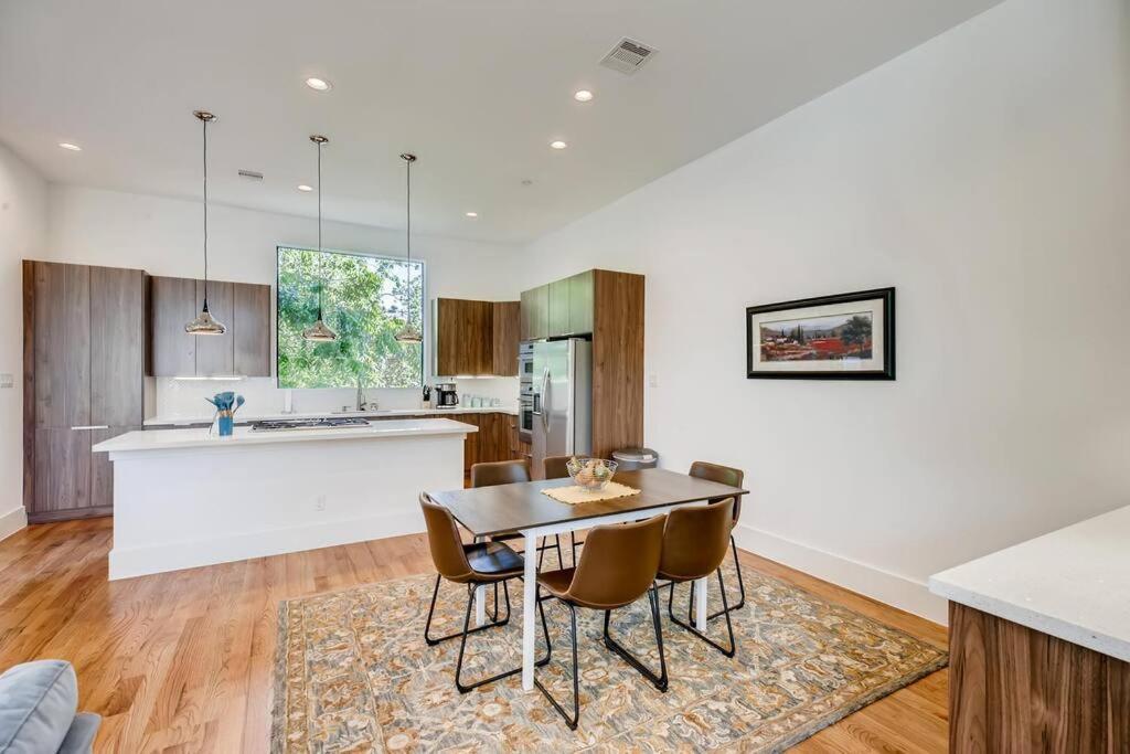 4 Story Modern Sleeps 10 - Dt Views!