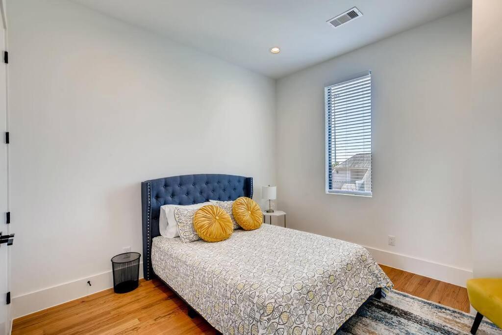 4 Story Modern Sleeps 10 - Dt Views! * Houston