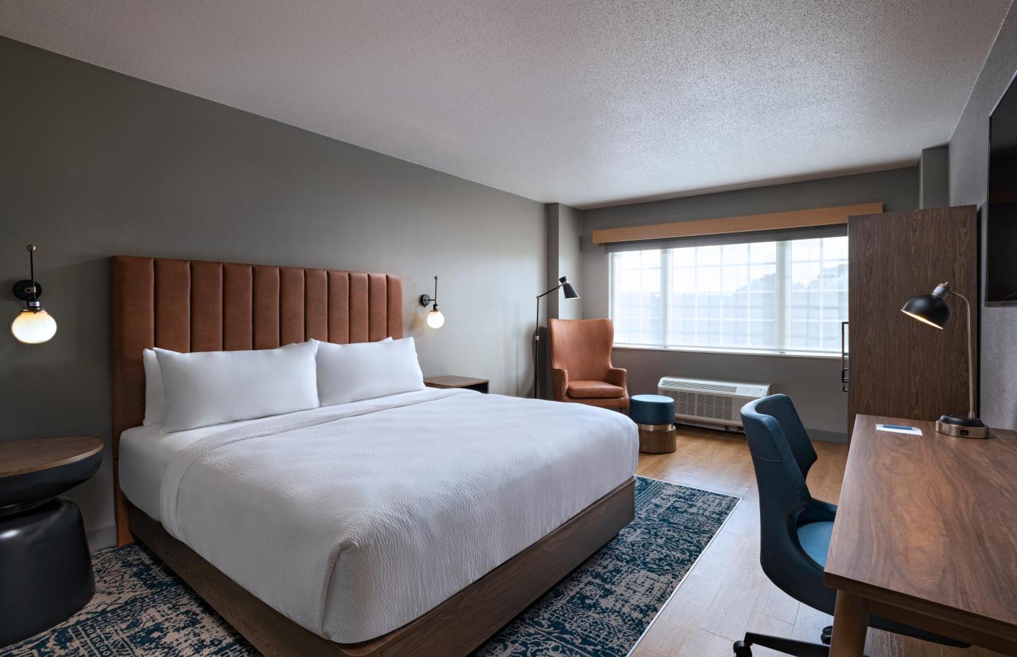 Hotel Four Points By Sheraton West 3*