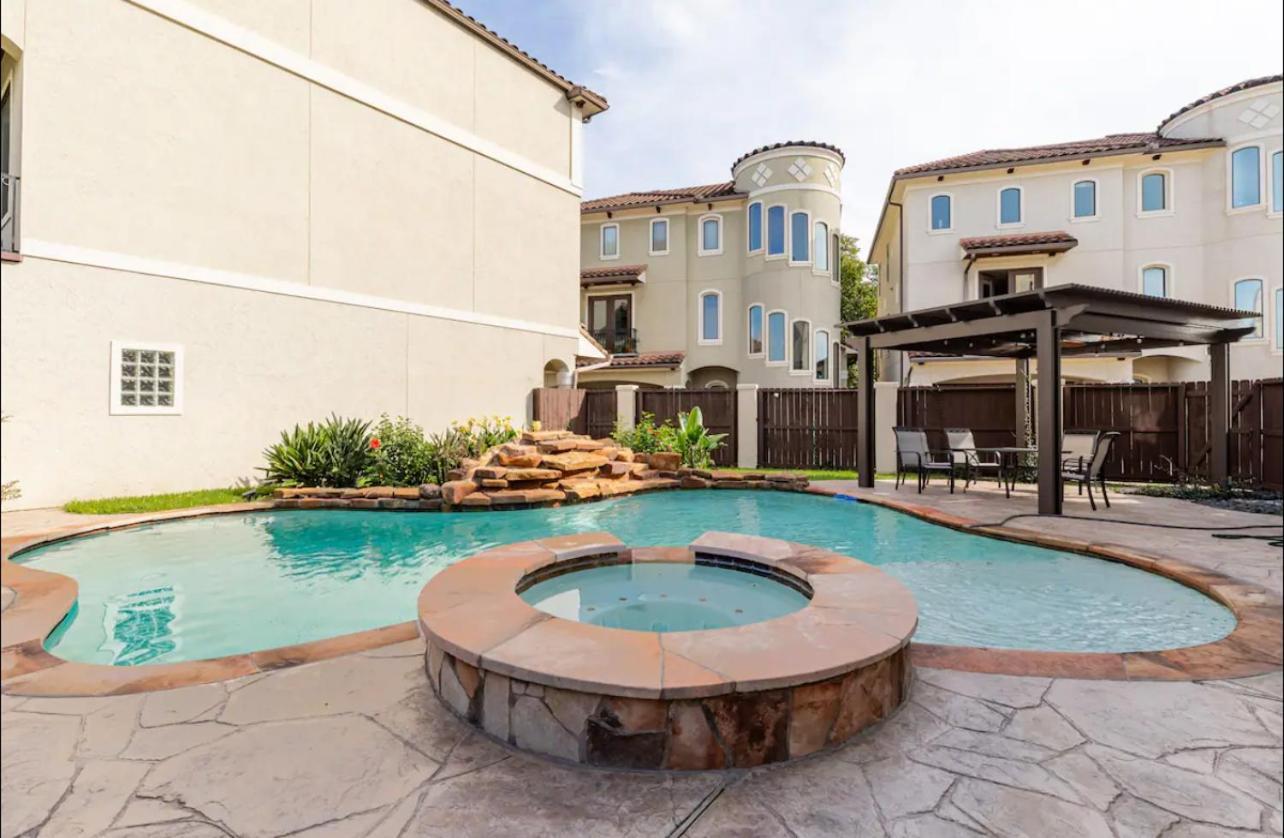 Adelina Mini-castle At Galleria With Heated Pool &