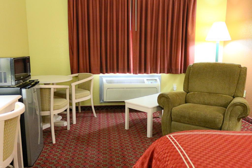 Americas Best Value And Fm 1960 Hotel
