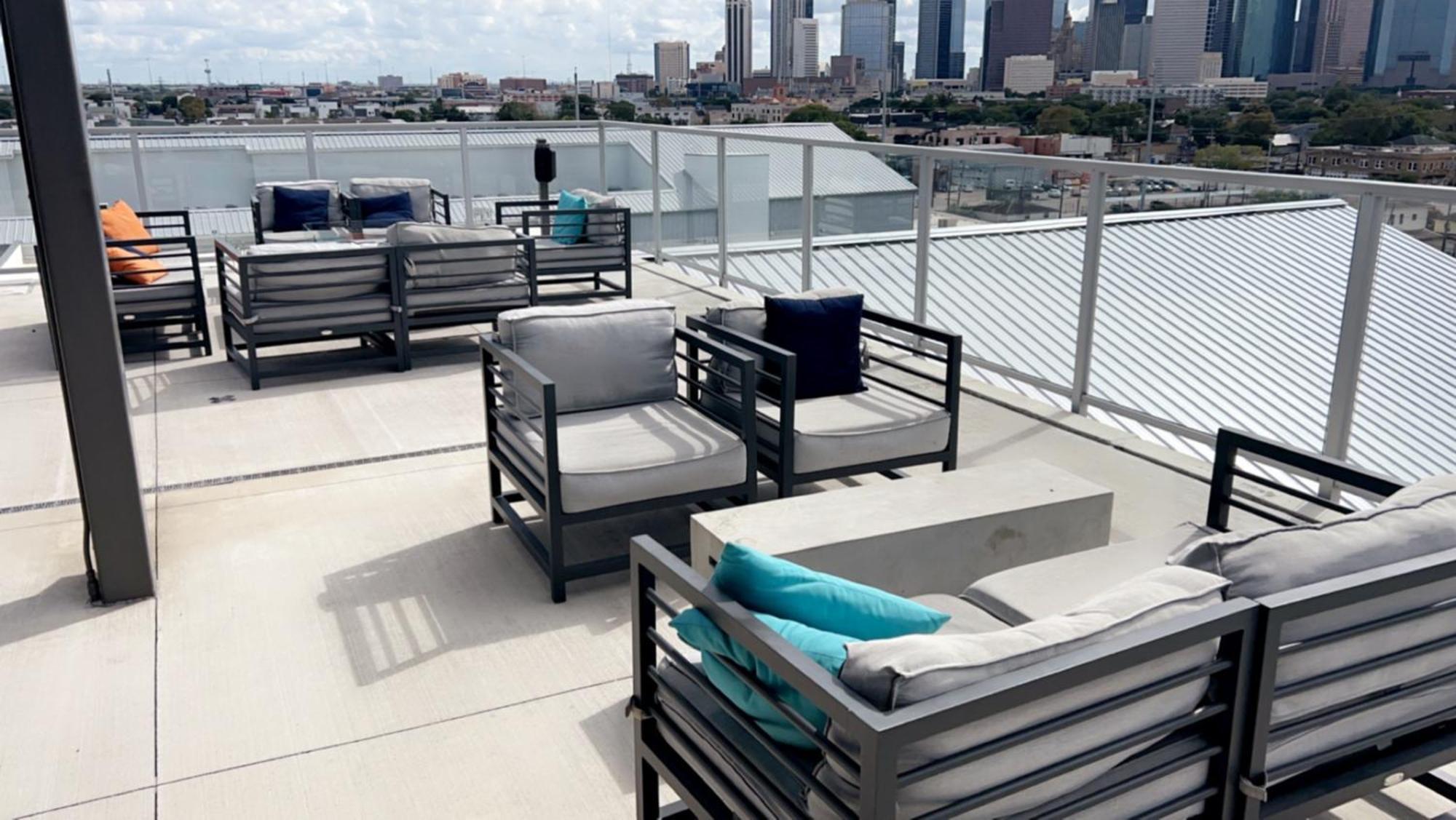 Luxe Mid-downtown Apartment