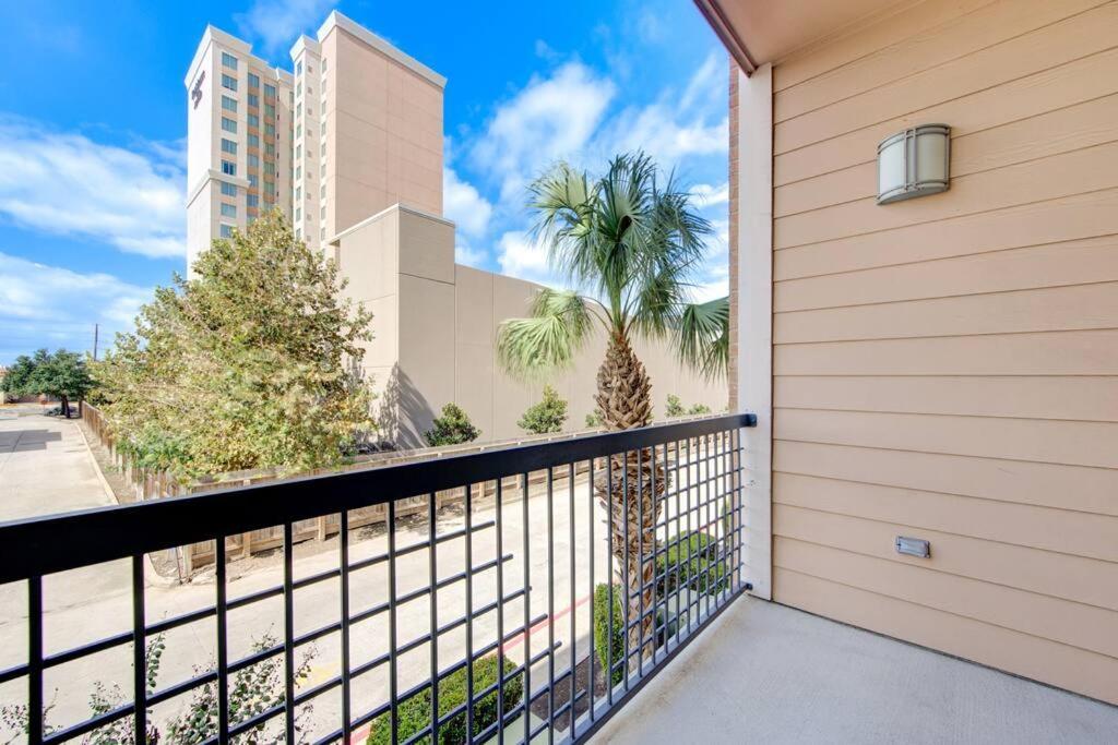 Apartment 1br Urban Retreat Pool Gym Near Nrg Wifi Petok