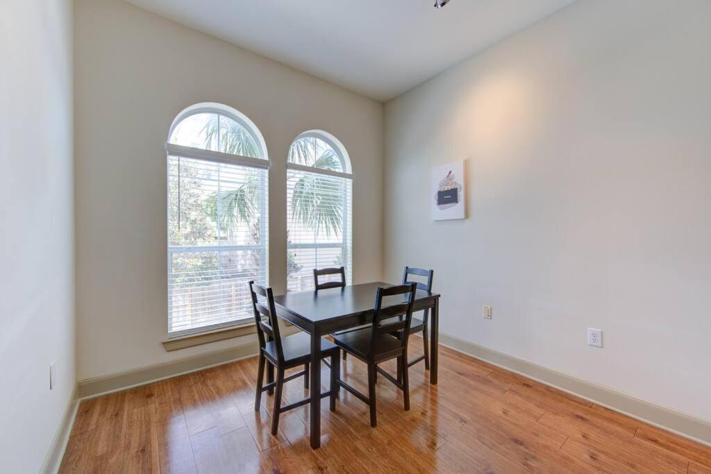 1br Urban Retreat Pool Gym Near Nrg Wifi Petok Apartment Houston