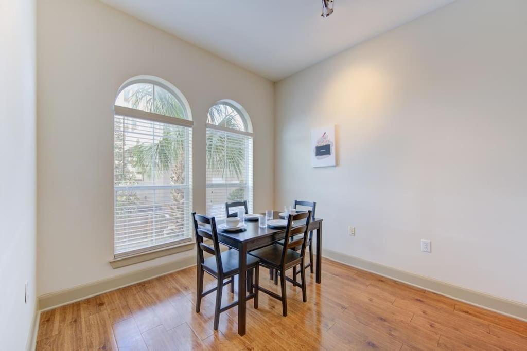 1br Urban Retreat Pool Gym Near Nrg Wifi Petok