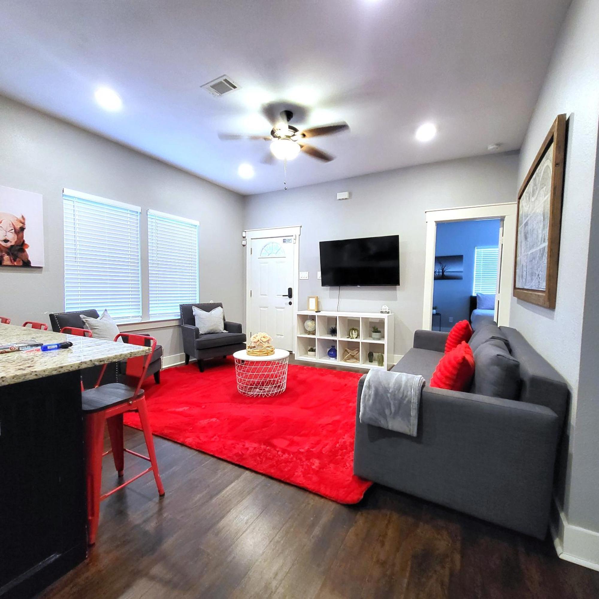 Vibrant Vacation Escape With Fast Wifi And King Bed Close To Downtown Houston! Holiday home *