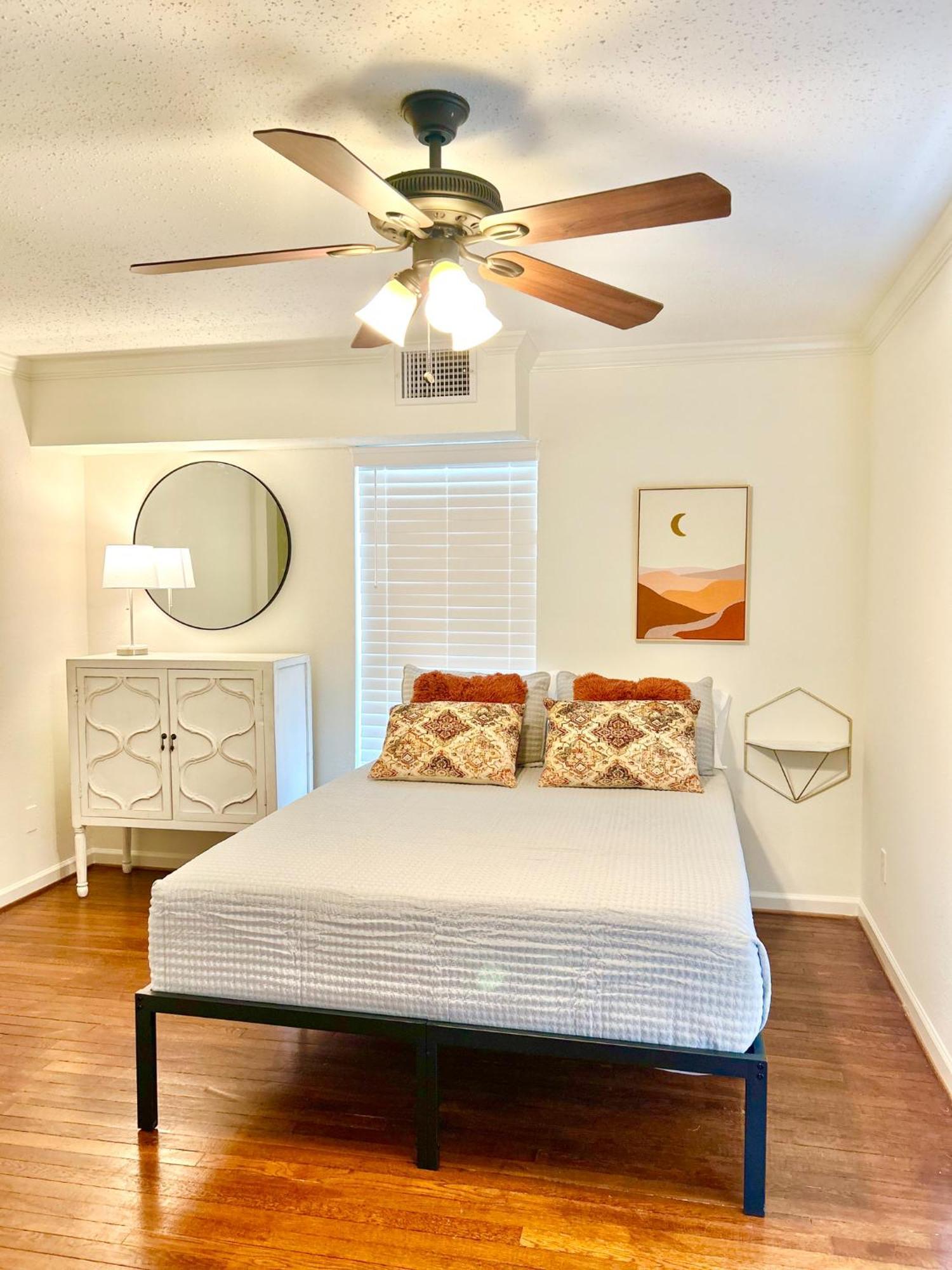 Apartment Historic Heights End Of Summer Special *