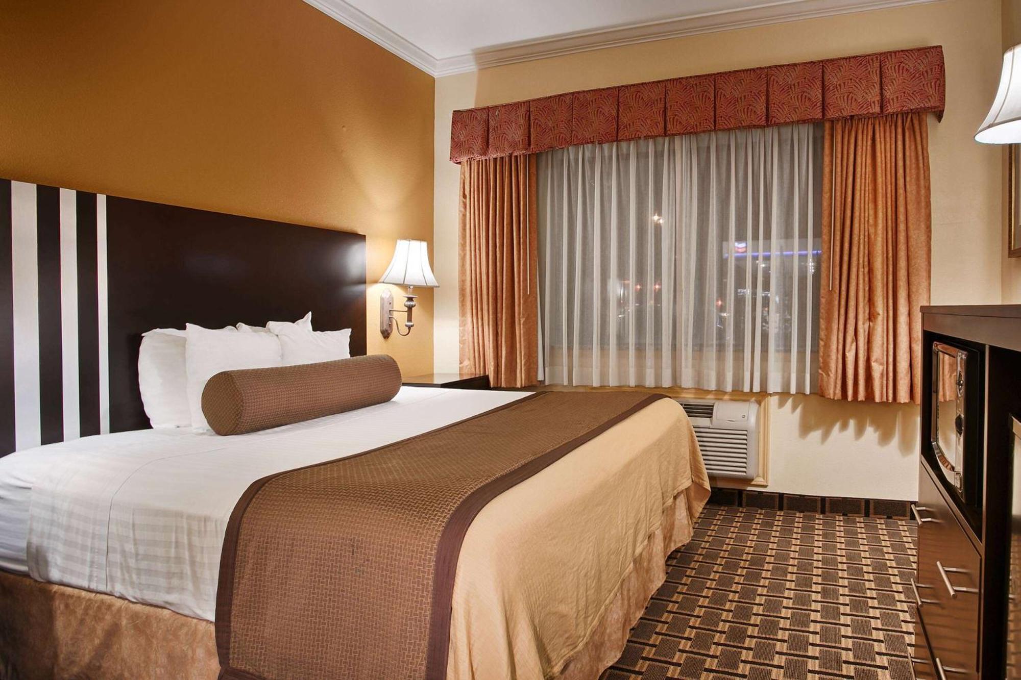 Hotel Days & By Wyndham Sam Tollway