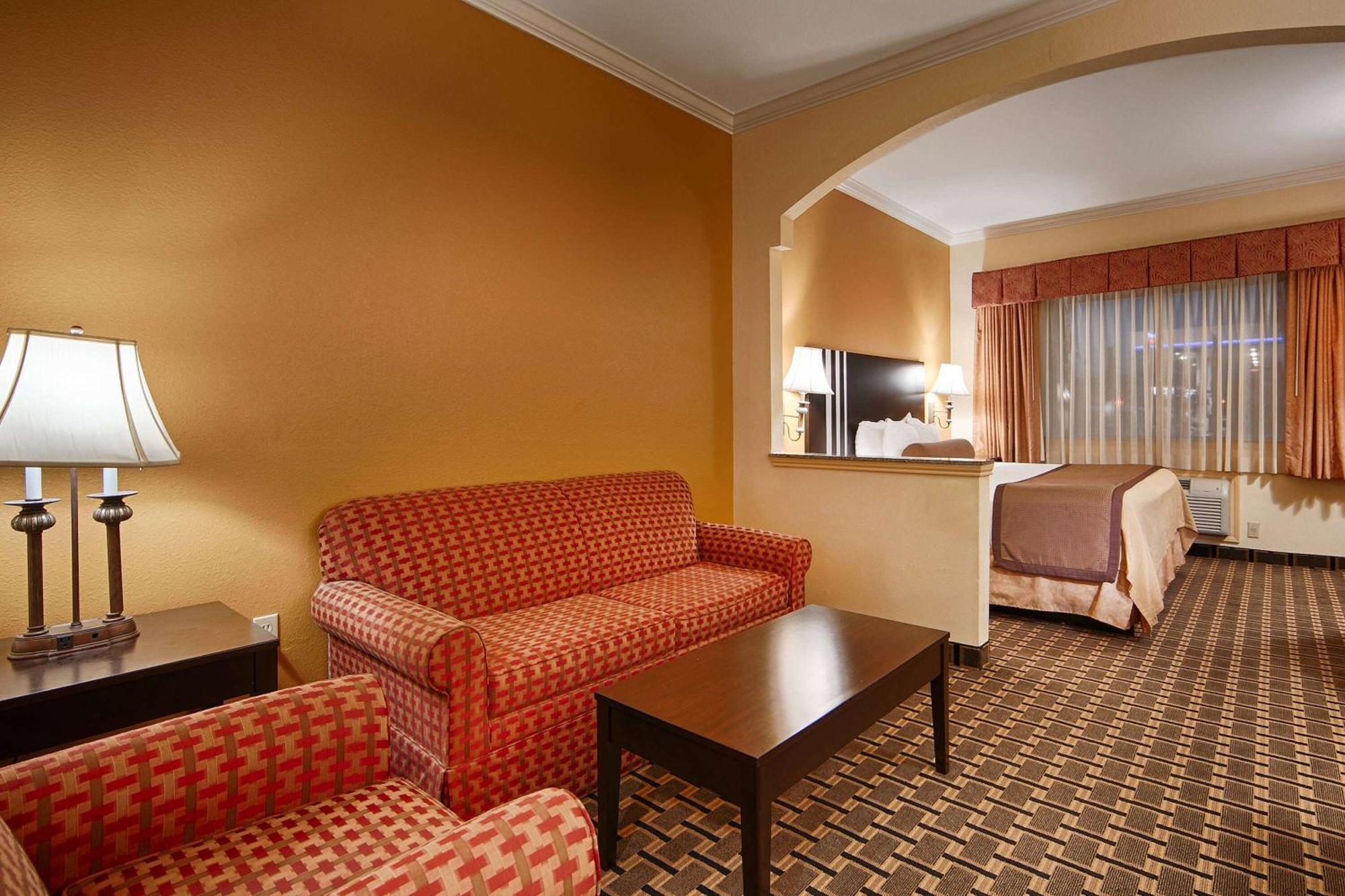 Days & By Wyndham Sam Tollway Hotel
