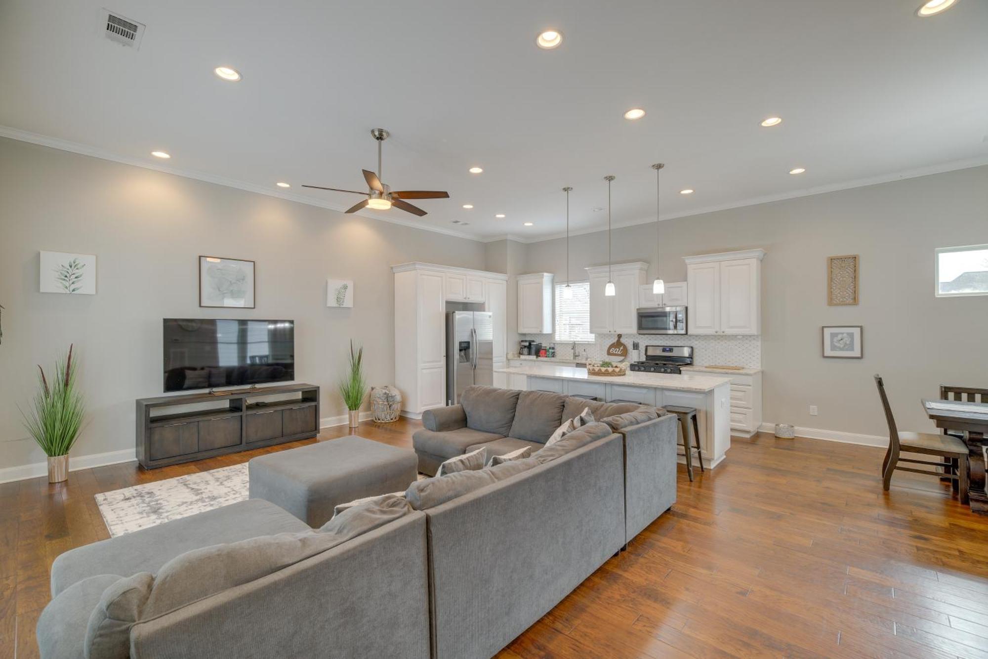 Spacious Townhome About 5 Mi To Downtown! Holiday home *