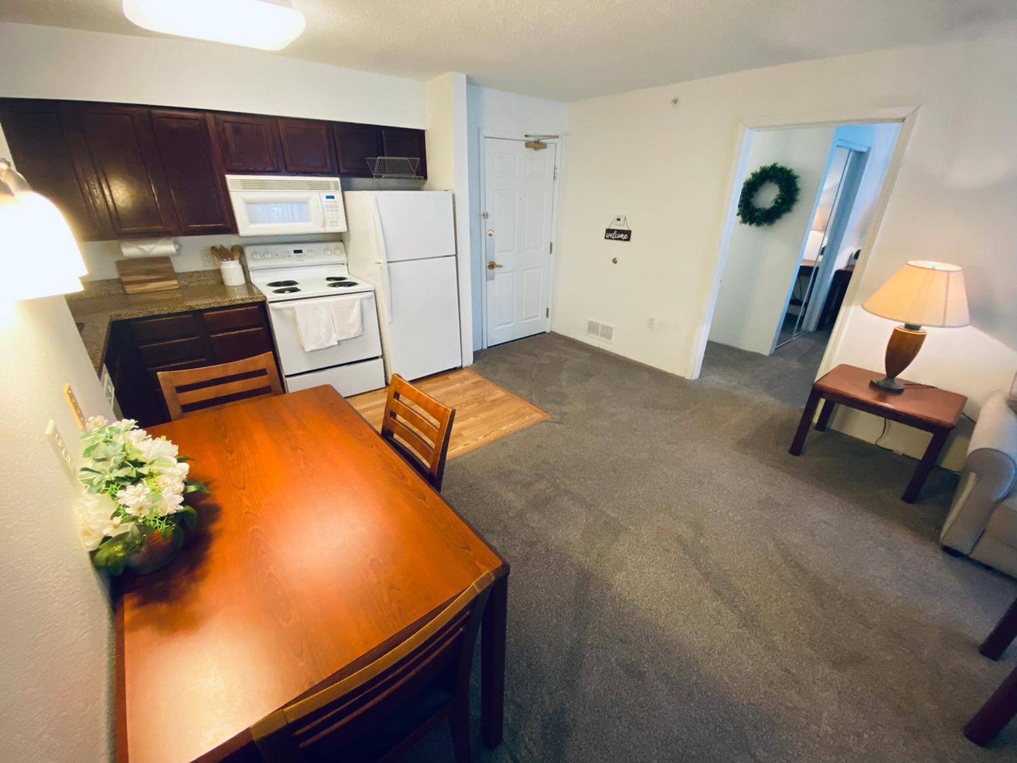The Holistic Escape W/fast Wifi & Free Parking Apartment