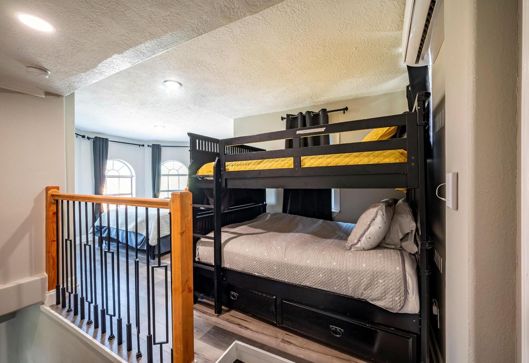 New 7 Bedroom Sleep 22 Ev/pet/free Parking