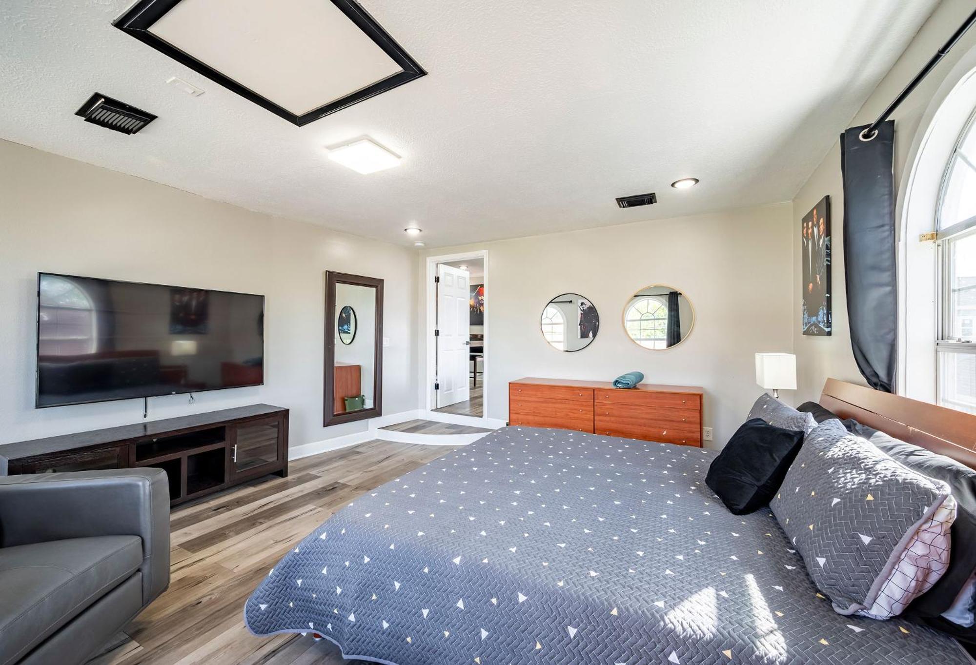 Holiday home 5br Sleeps 16 Downtown/pet Friendly/ev Charger