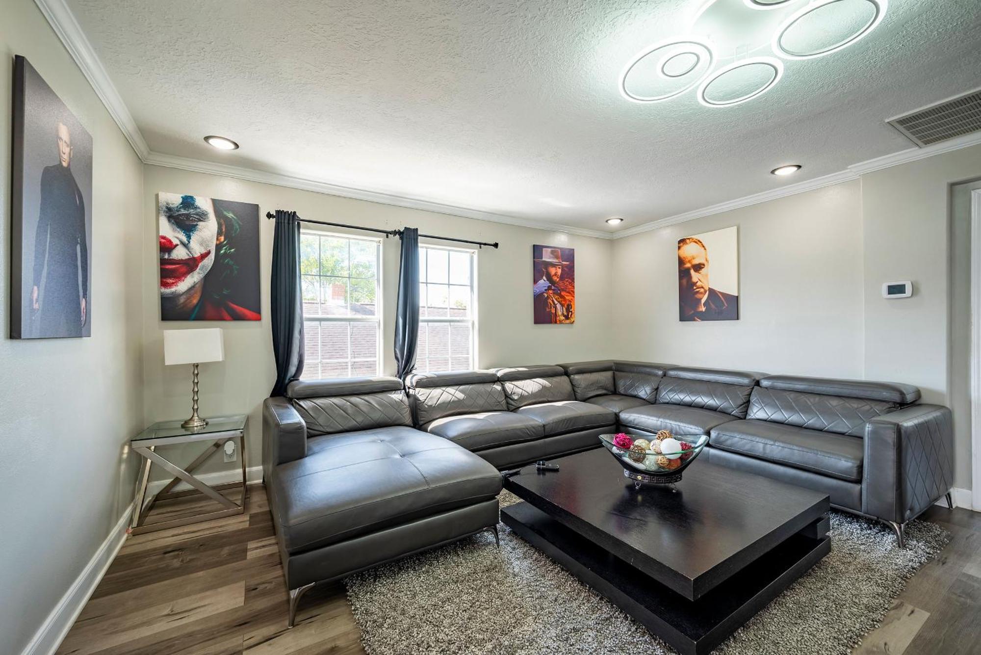 Holiday home 5br Sleeps 16 Downtown/pet Friendly/ev Charger