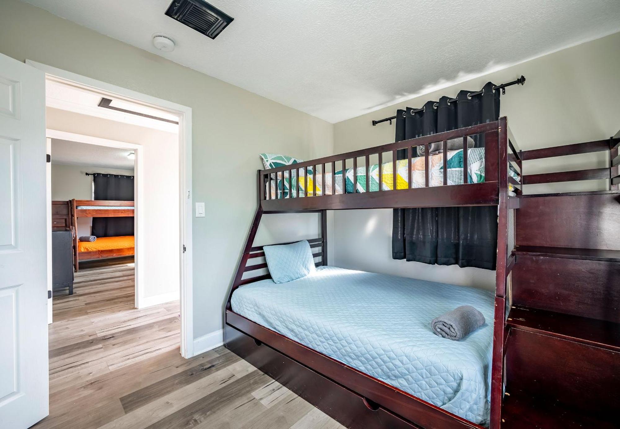 5br Sleeps 16 Downtown/pet Friendly/ev Charger Holiday home