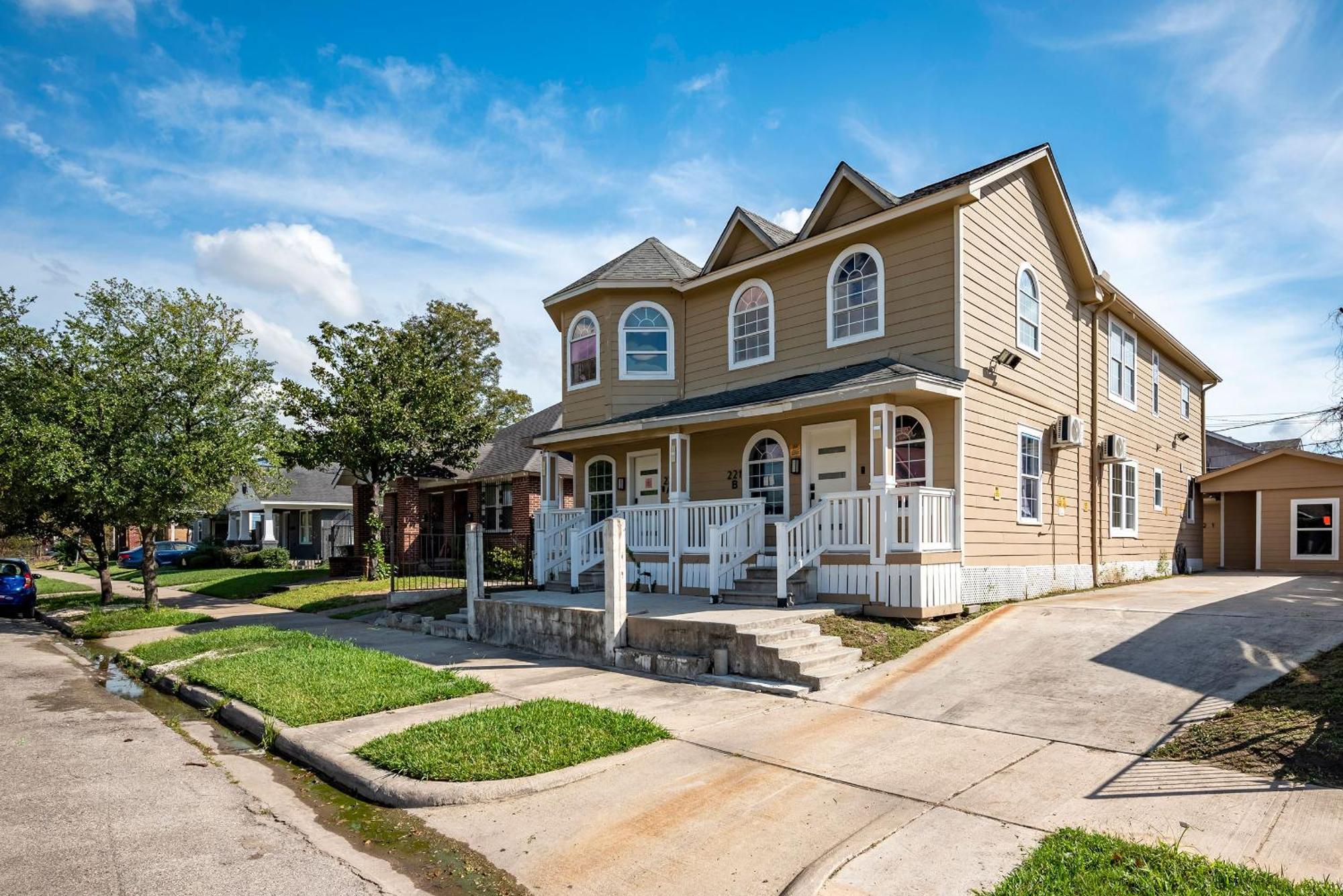 Holiday home 5br Sleeps 16 Downtown/pet Friendly/ev Charger *