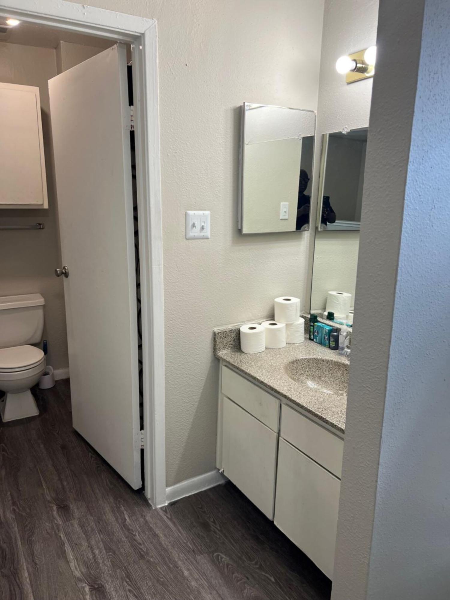 Beautiful 1-bedroom Townhome With Amenities *