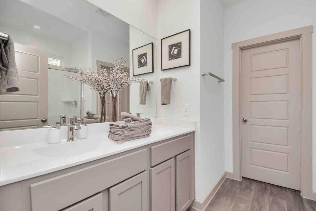 4bedroom Escape - Near Med Center With Backyard Holiday home