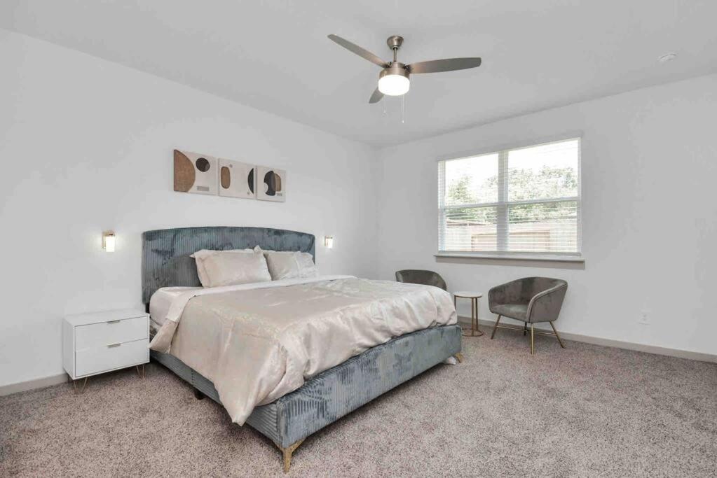 Holiday home 4bedroom Escape - Near Med Center With Backyard Houston