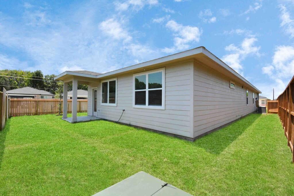 4bedroom Escape - Near Med Center With Backyard Holiday home