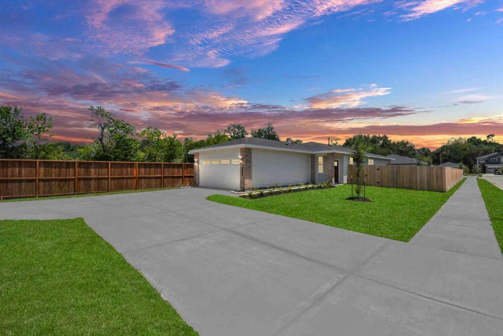 4bedroom Escape - Near Med Center With Backyard Holiday home *