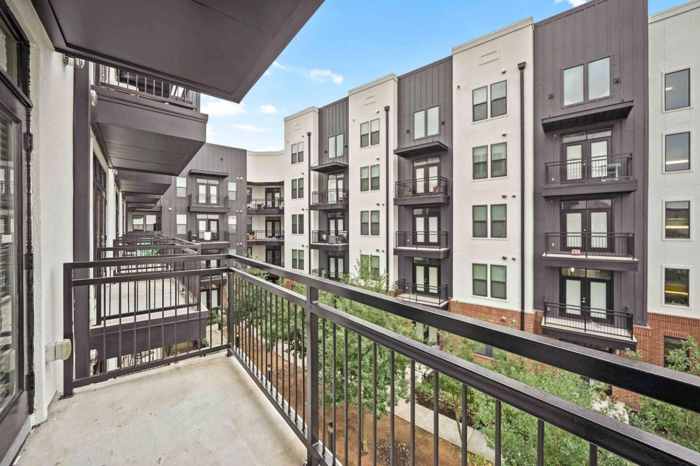 Modern And Comfy In Post Oak Galleria Apartment