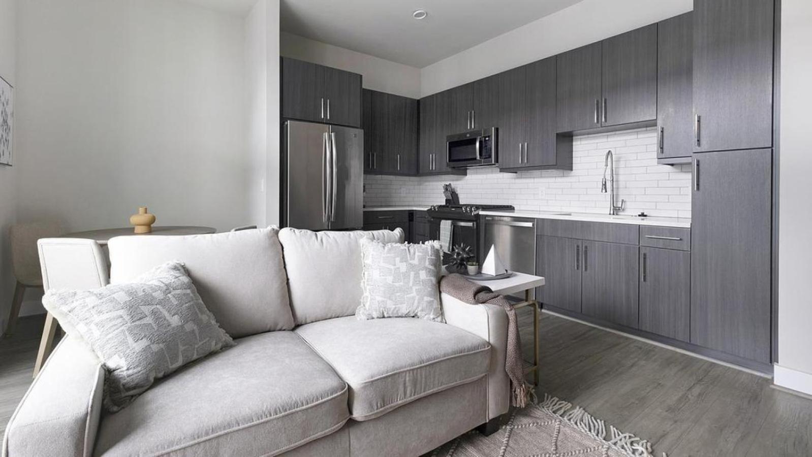Landing - Modern With Amazing Amenities Apartment