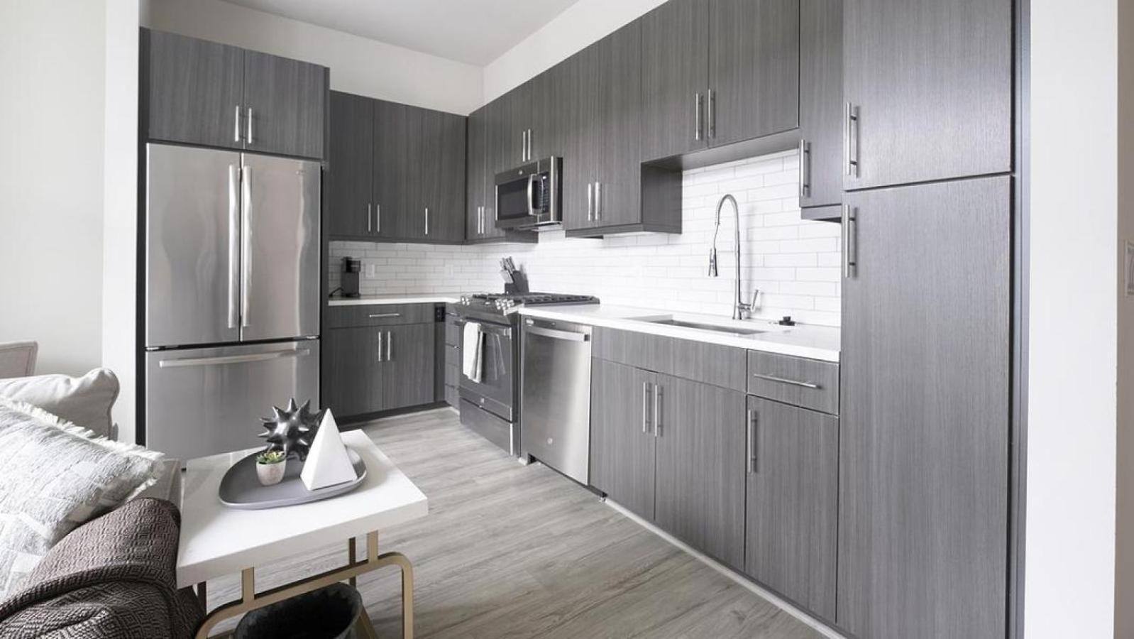 Landing - Modern With Amazing Amenities Apartment