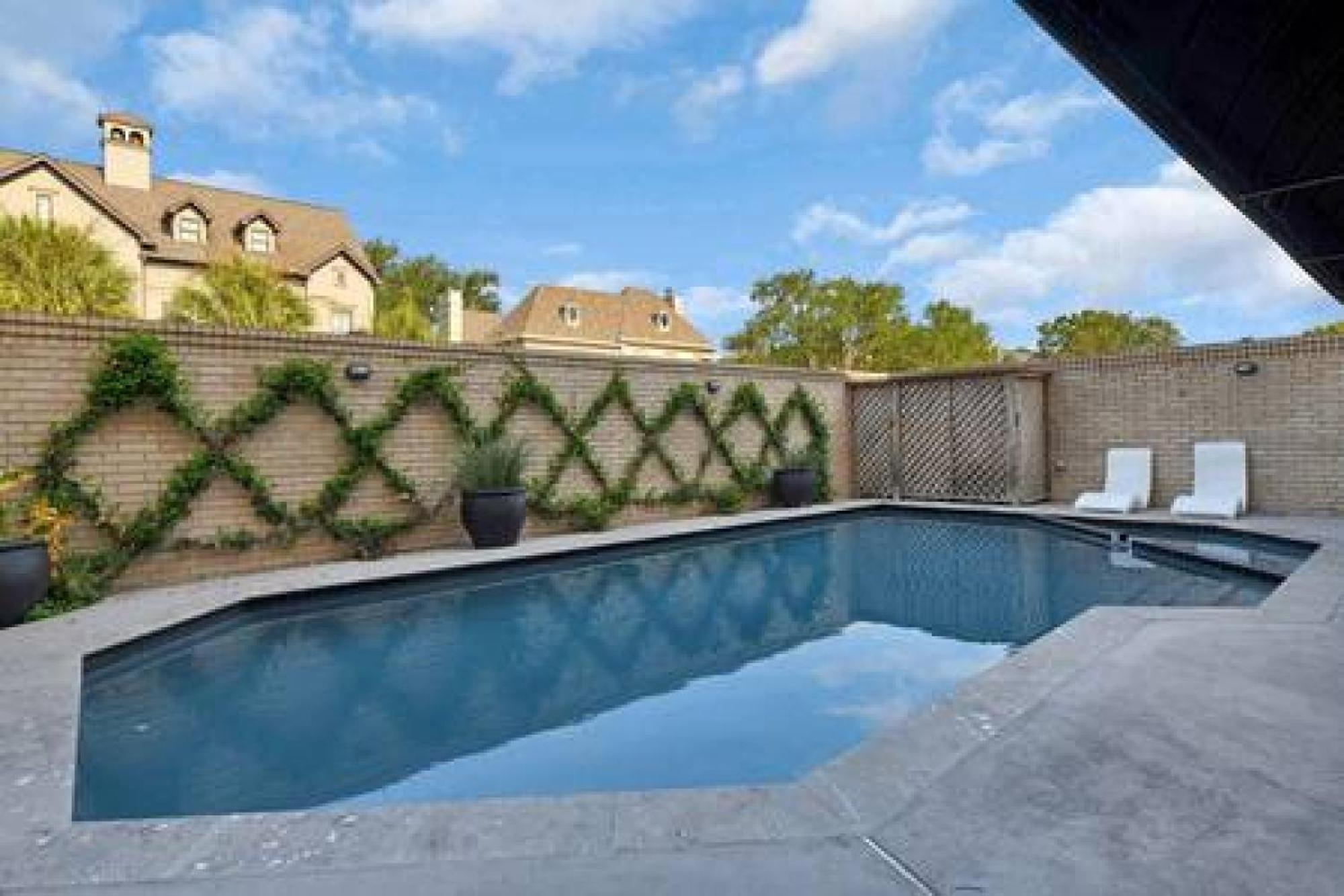 Villa Lovely 4bd House W Pool, Hot Tub And Free Parking