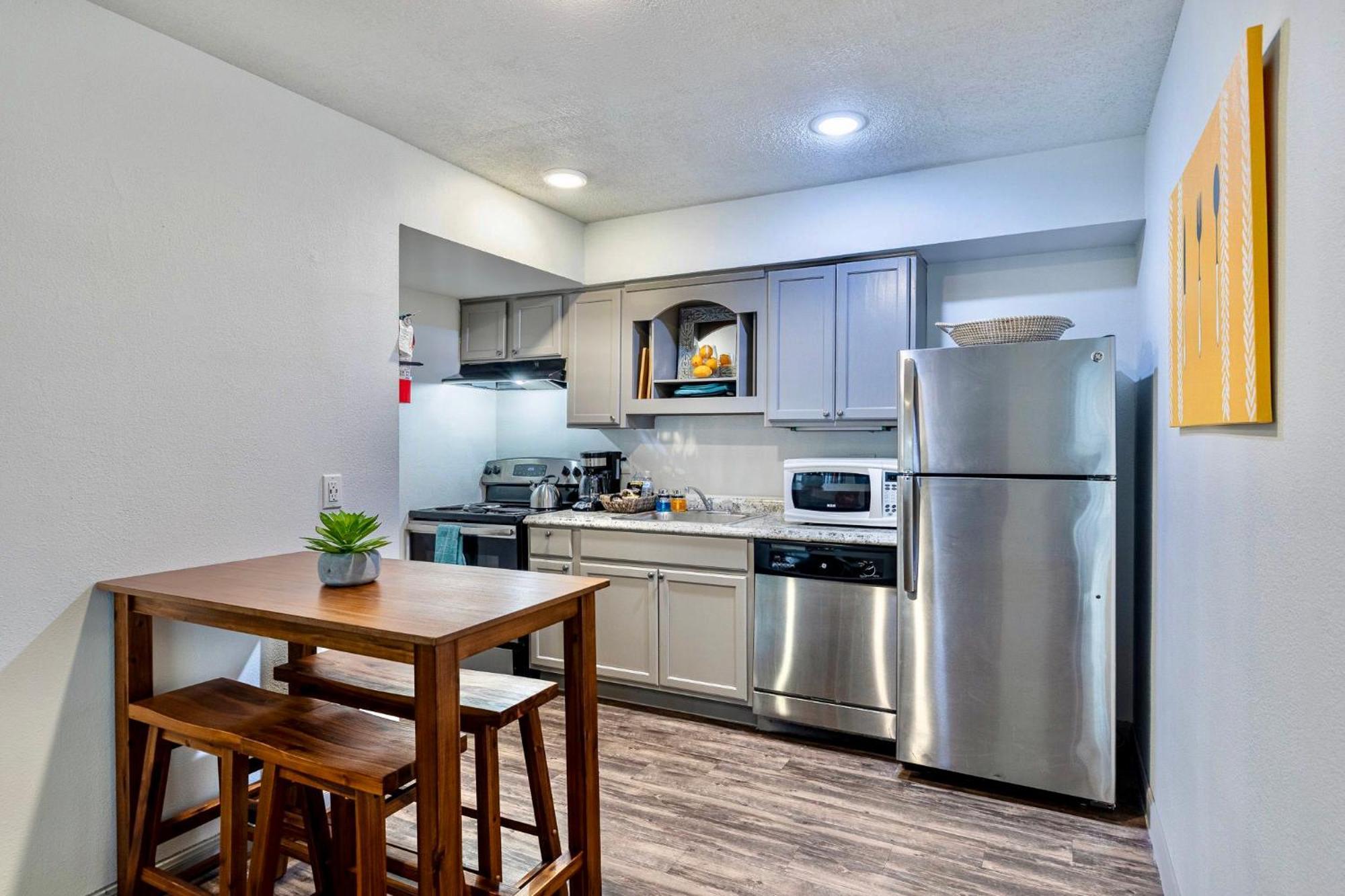 Perfectly Located At Med-center Pool & Gym Houston