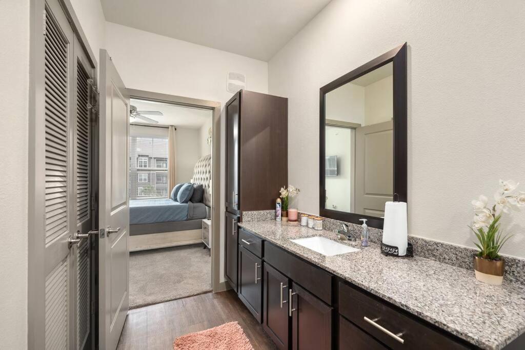 Apartment Serene Pool View And Comfort 1.5 Mi To Nrg Stadium Houston