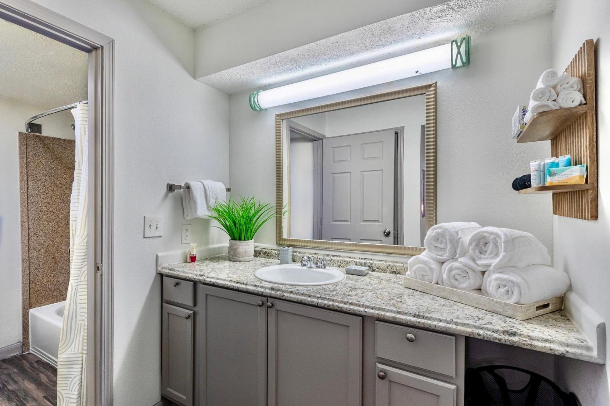 Apartment Perfectly Located At Med-center Pool & Gym *