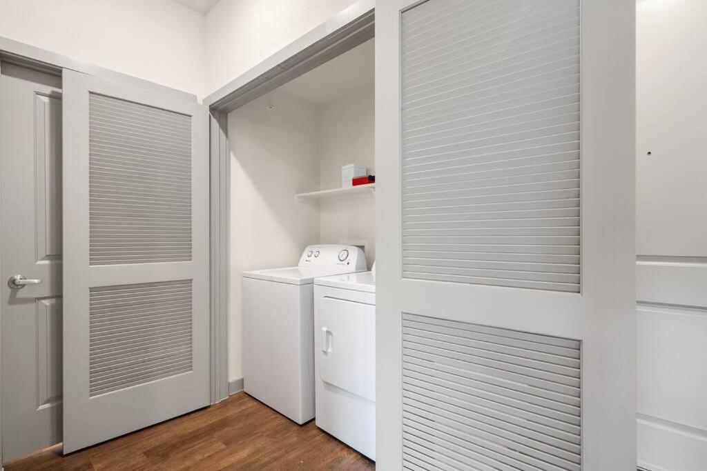 Apartment Serene Pool View And Comfort 1.5 Mi To Nrg Stadium Houston