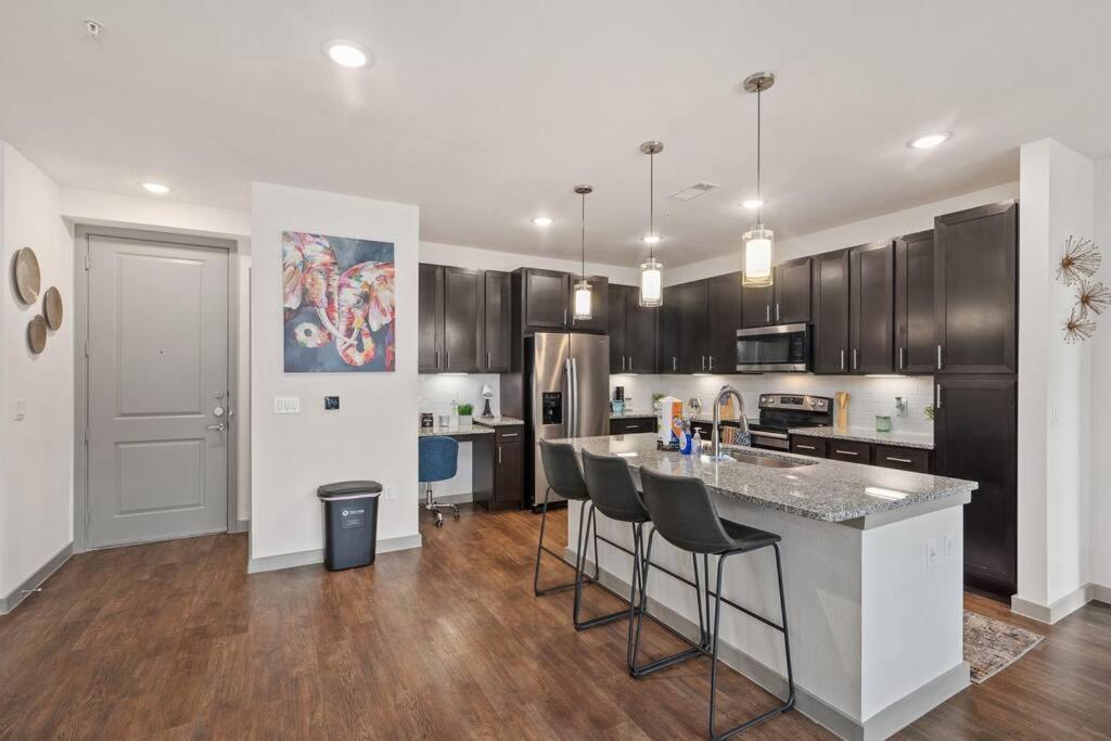 Apartment Serene Pool View And Comfort 1.5 Mi To Nrg Stadium Houston