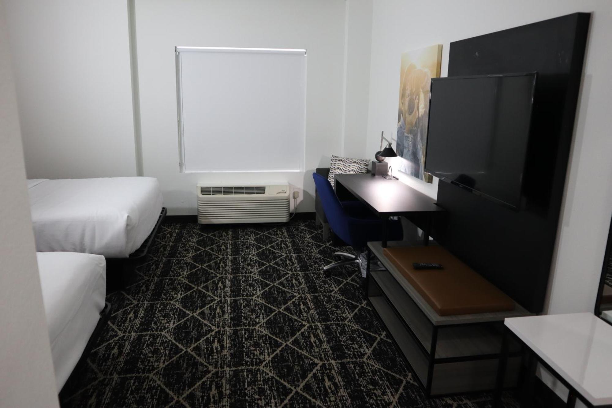 La Quinta & By Wyndham Bush Iah South Hotel