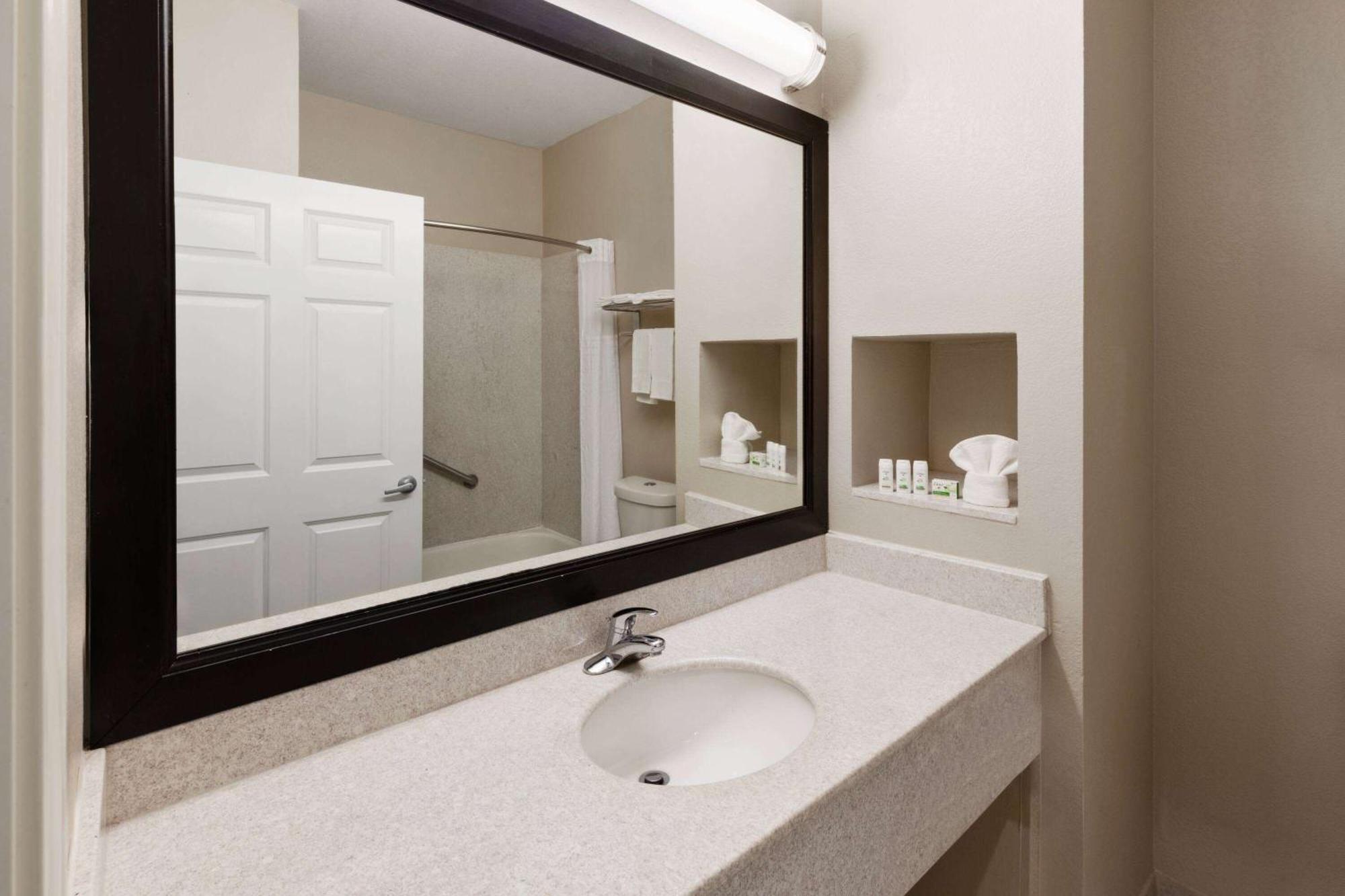 Hotel Baymont By Wyndham Brookhollow Houston