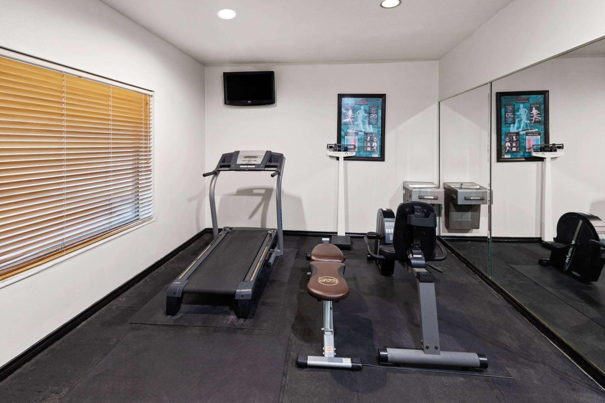 Baymont By Wyndham Brookhollow Hotel Houston