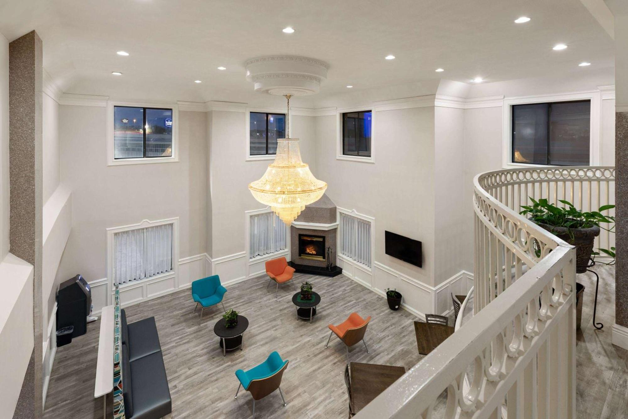 Baymont By Wyndham Brookhollow Hotel